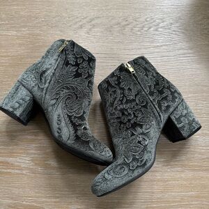 Zigi Soho women’s Nydia velvet green embossed ankle boots booties shoes size 7.5